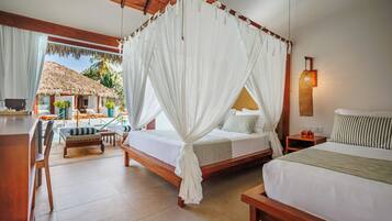 Quarto com cama de dossel, cama extra, mesa pequena, cadeira e vista para a área da piscina.