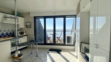 Mikroaaltouuni, uuni, liesi, kahvin-/teenkeitin