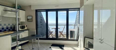 Micro-ondes, four, plaque de cuisson, cafetière/bouilloire