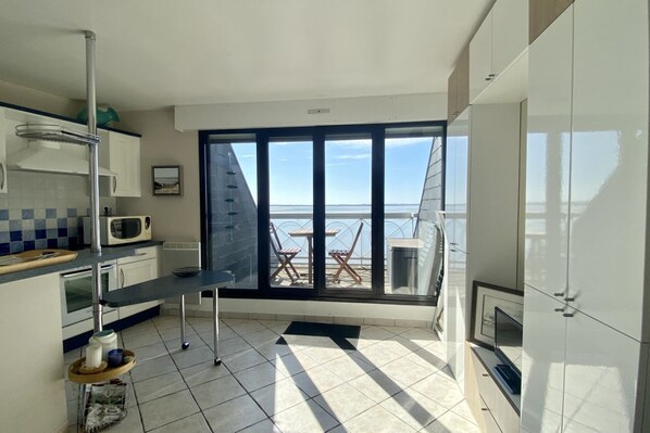 Microwave, oven, stovetop, coffee/tea maker