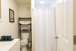 Dusche, Haartrockner, Handtücher