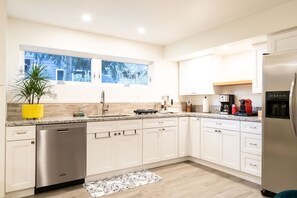 Fridge, dishwasher, coffee/tea maker, toaster - Romantic Getaway in Wine Country (Dundee)