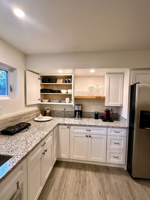 Fridge, dishwasher, coffee/tea maker, toaster - Romantic Getaway in Wine Country (Dundee)