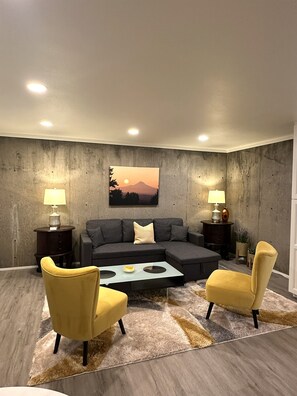 TV, books, stereo - Romantic Getaway in Wine Country (Dundee)