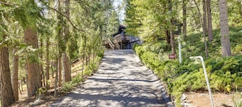 Deck & Fire Pit: Stunning Twain Harte Cabin!