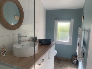 Sèche-cheveux, serviettes fournies, savon, shampoing