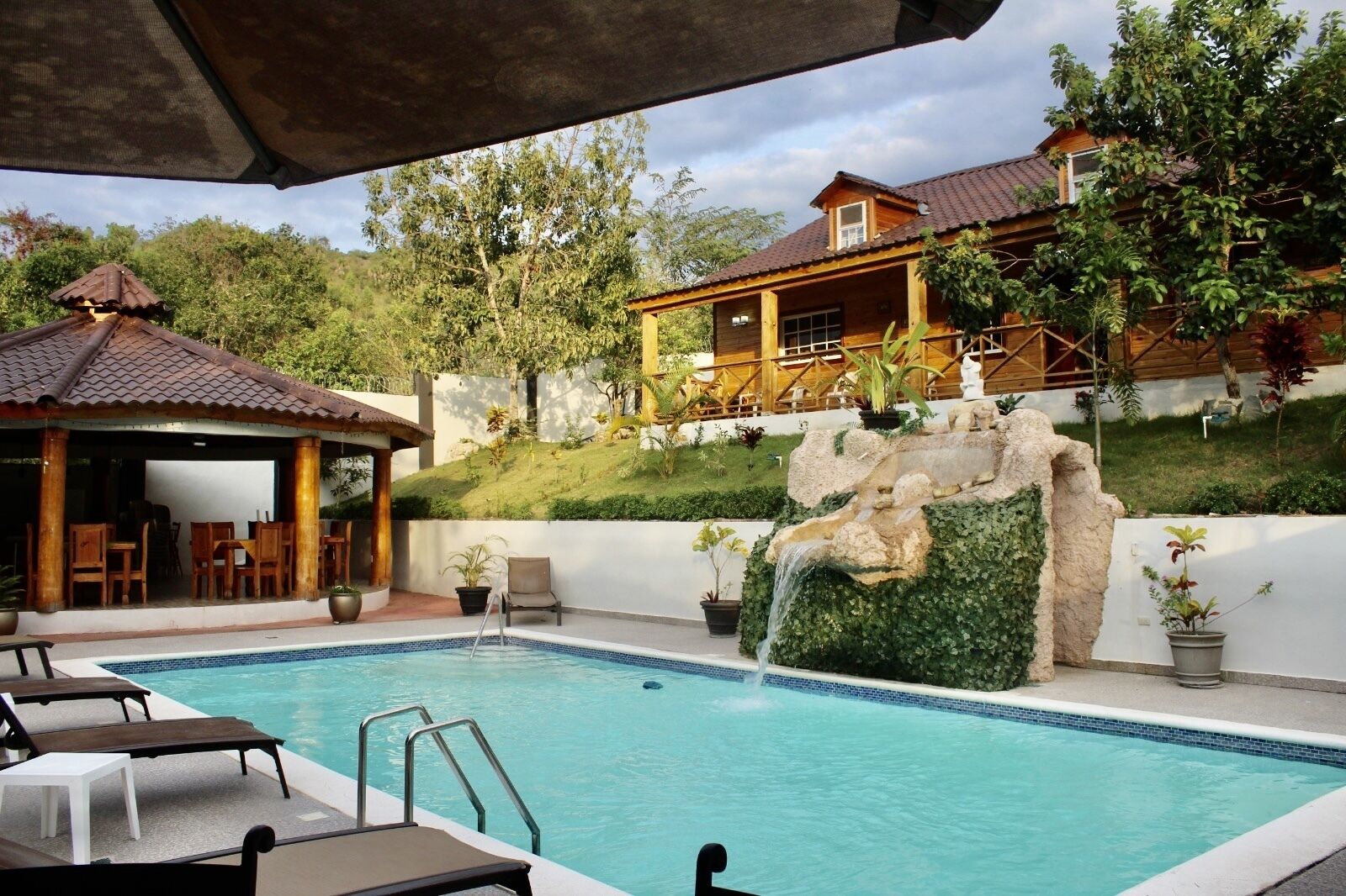 حمّام سباحة خارجي