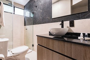 Superior-Apartment | Badezimmer | Dusche, Regendusche, Haartrockner, Handtücher