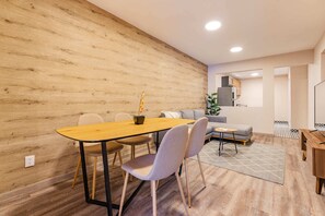 Apartment, 2 Bedrooms | Dining room
