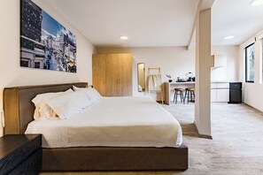 Habitación (Basic Studio) | Escritorio, tabla de planchar con plancha, wifi gratis y ropa de cama 