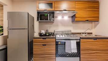 Microondas, horno, licuadora, utensilios de cocina