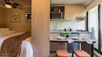 Loft superior | Escritorio, tabla de planchar con plancha, wifi gratis y ropa de cama