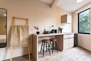 Basic Studio | Private kitchen | Microwave, oven, blender, cookware/dishes/utensils - Tiny desk by VH (Mexico City)