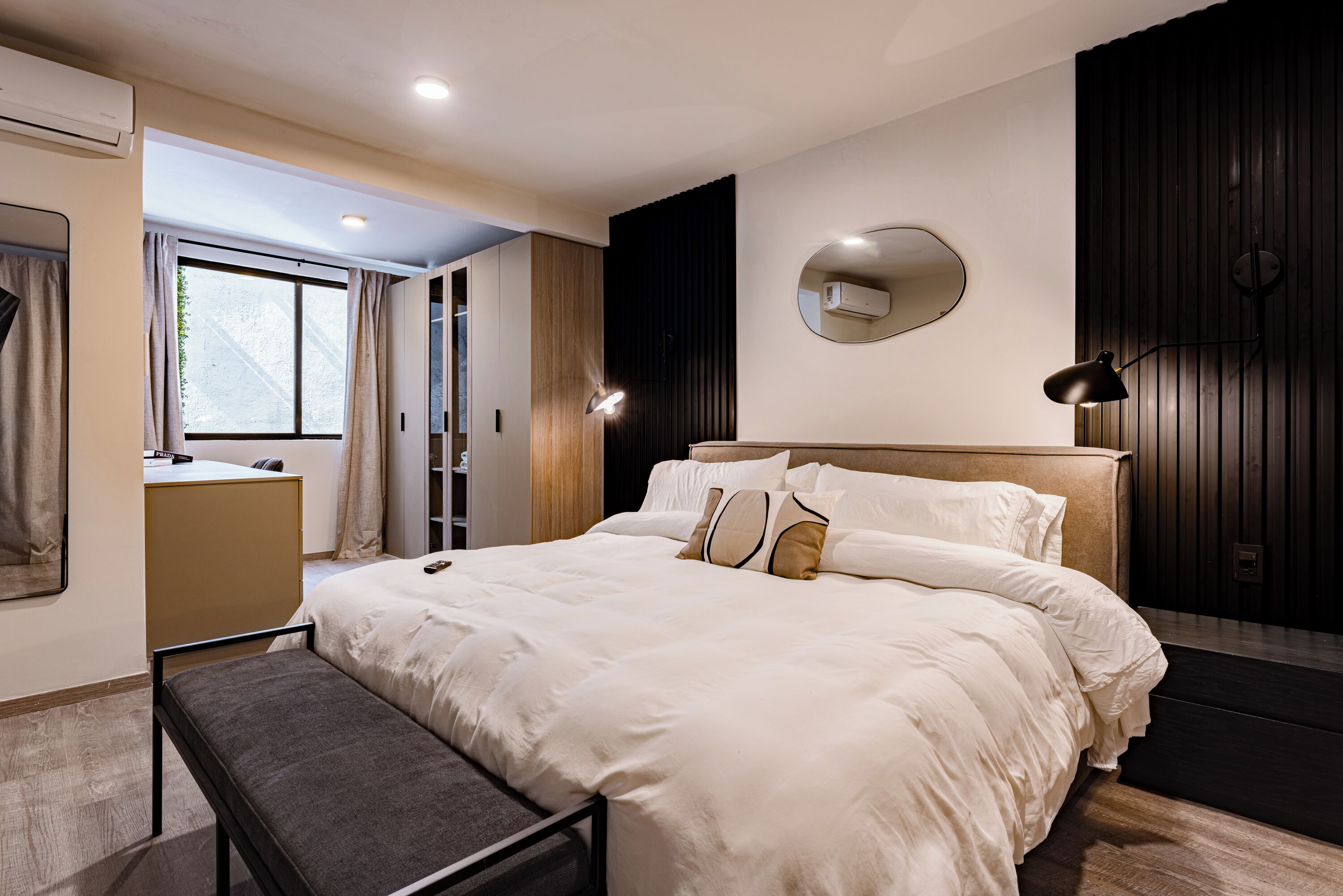 Apartamento superior | Escritorio, tabla de planchar con plancha, wifi gratis y ropa de cama