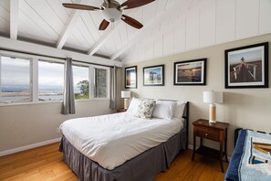 4 bedrooms, desk, iron/ironing board, WiFi