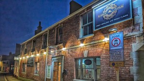 A brick building with a sign for Everest Lounge, indicating it serves Nepalese and Indian cuisine. - Oakham hotel (Oakham)