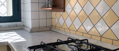 Kühlschrank, Ofen, Herdplatte, Wasserkocher mit Kaffee-/Teezubehör