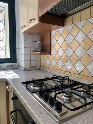 Kühlschrank, Ofen, Herdplatte, Wasserkocher mit Kaffee-/Teezubehör