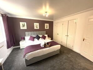 5 bedrooms, iron/ironing board, WiFi, bed sheets