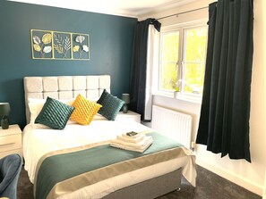 5 habitaciones, tabla de planchar con plancha, wifi y ropa de cama