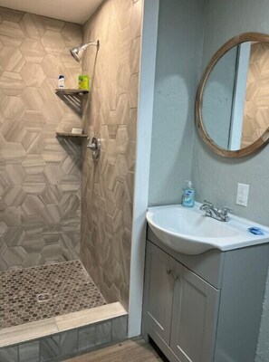 Shower, hair dryer, towels, soap - Tree House Cabin (Avinger)