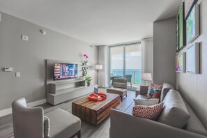 Luxury-Apartment, 1 Schlafzimmer, Meerblick | Wohnbereich | 48-Zoll-Smart-TV mit Digitalempfang, Fernseher