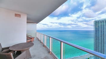Luxury Condo, 1 Bedroom, Ocean View | Balcony