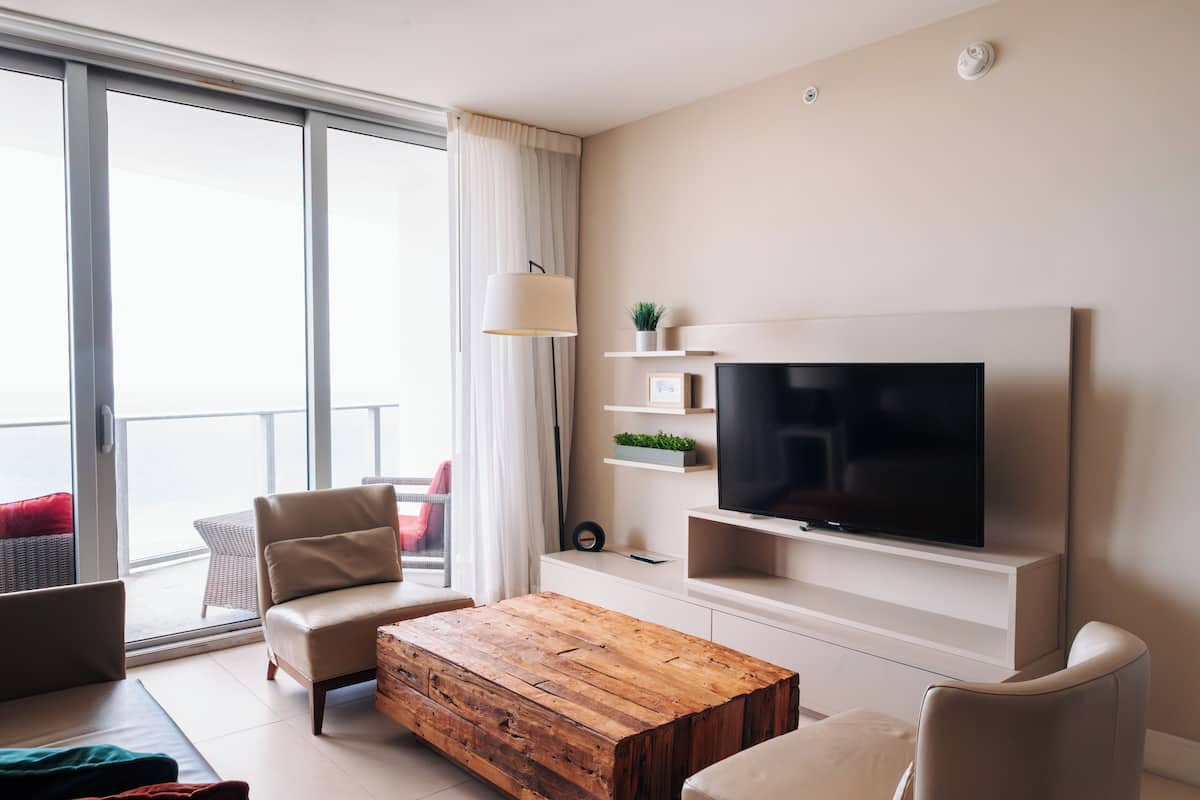 Apartemen Mewah, 2 kamar tidur, pemandangan samudra | Area keluarga | Smart TV 48-inci dengan saluran TV digital dan TV