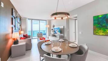 Luxury Condo, 2 Bedrooms, Ocean View | In-room dining