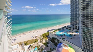 A high-rise hotel with a beach view, a swimming pool, and a parking area. - 4111s Hollywood - Steps to the Sand - We Host (Hollywood)