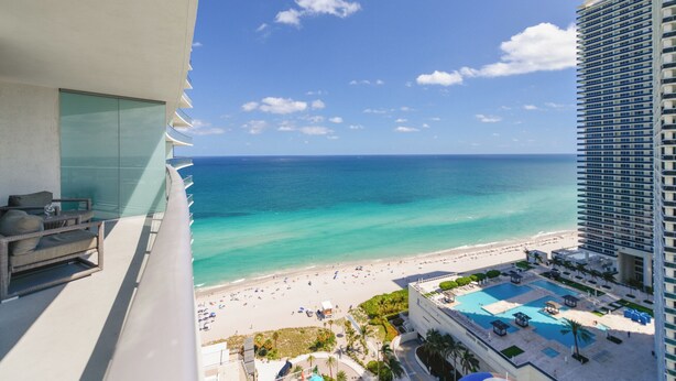 A high-rise hotel with a balcony overlooking a beach and a pool area. - 4111s Hollywood - Steps to the Sand - We Host (Hollywood)