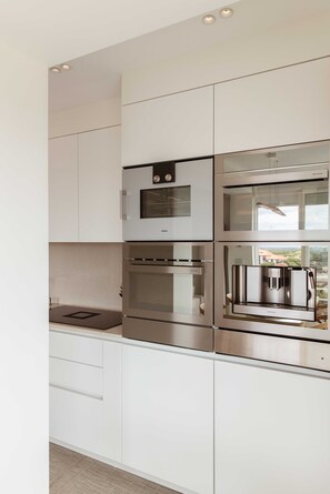 Réfrigérateur, four à micro-ondes, un four, surface de cuisson