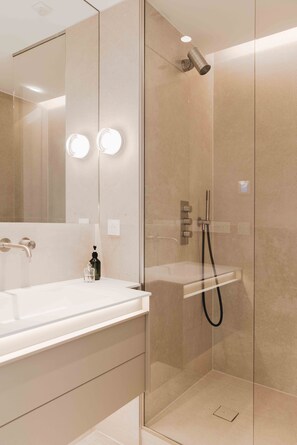 Douche, articles de toilette gratuits, sèche-cheveux