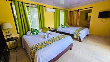 Quarto superior | Frigobar, Wi-Fi de cortesia, roupa de cama