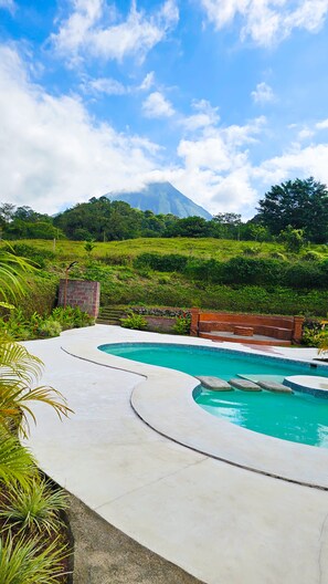 Hồ bơi ngoài trời, dù/ô trên bãi biển/hồ bơi, ghế dài tắm nắng