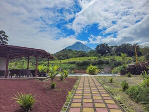 42-inch flat-screen TV with cable channels - Confort Arenal (La Fortuna)