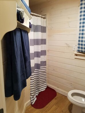 Shower, towels, soap, toilet paper - Cozy Cottage, Dog Friendly, Close to beach, Natural Wood, Waterfall on site (Barton)