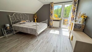 3 bedrooms, desk, iron/ironing board, free WiFi