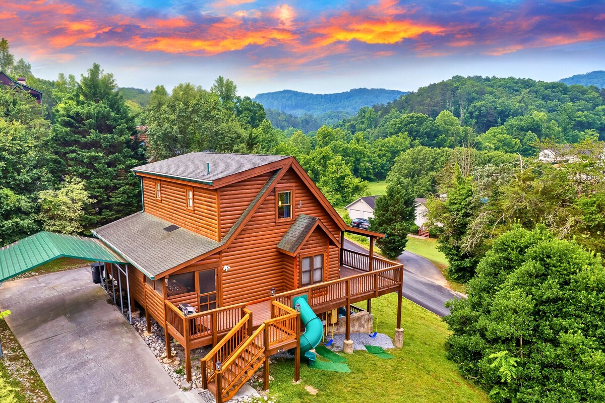 Spacious Family Fun Cabin with Slide, Hot Tub, Games & Great Location! Pets ok