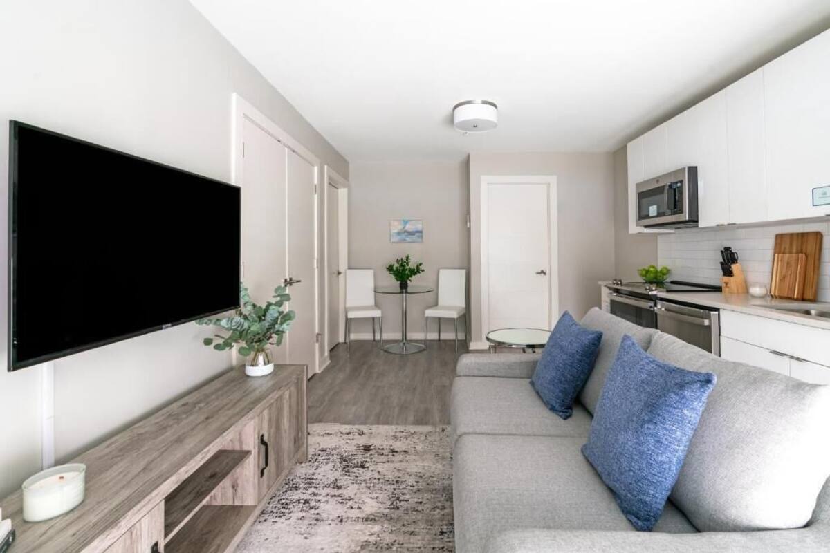 Studio Suite | Living area | 40-inch Smart TV with digital channels, TV