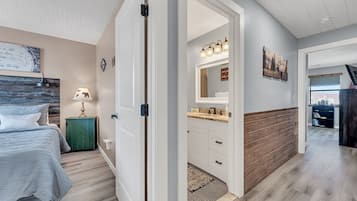 2 slaapkamers, een strijkplank/strijkijzer, reisbedje, wifi