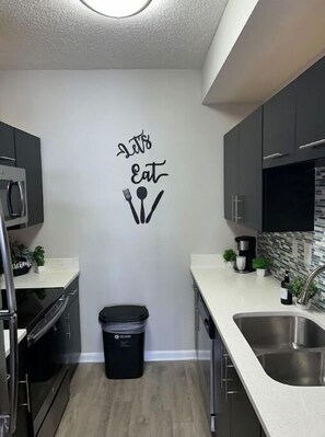 Private kitchen - Luxury Modern Condo by Lenox Mall (Atlanta)