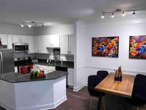 Private kitchen - Bright Spacious 2 Bedroom By Lenox Mall Sleeps 6 (Atlanta)