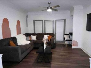 Living area - Bright Spacious 2 Bedroom By Lenox Mall Sleeps 6 (Atlanta)