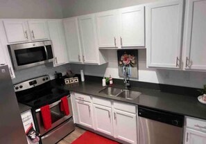 Private kitchen - Bright Spacious 2 Bedroom By Lenox Mall Sleeps 6 (Atlanta)
