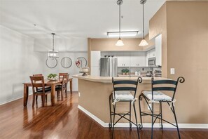 Dining - Resort Townhome-7 miles from Siesta Keys Beach! (Sarasota)