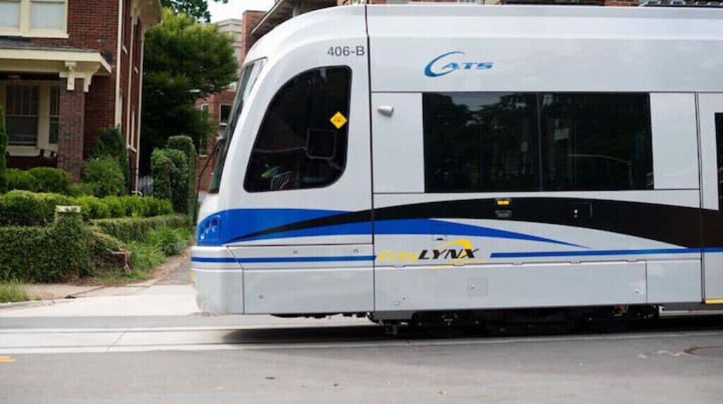 Un train portant le numéro 406-B et arborant le logo « GTS » sur le côté.