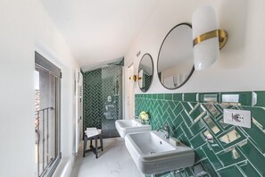 Ducha, secador de pelo, bidé y toallas