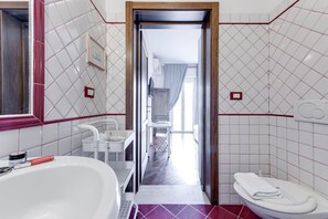 Douche, sèche-cheveux, bidet, serviettes fournies
