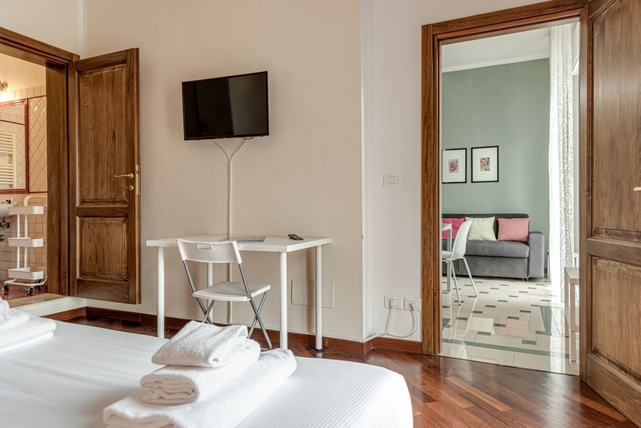 2 bedrooms, desk, iron/ironing board, WiFi